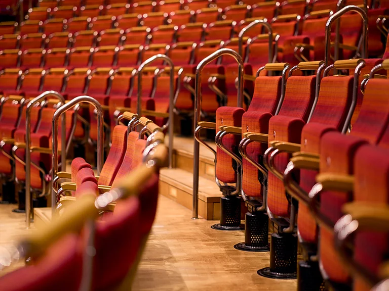 Sitzreihe im Saal der Kölner Philharmonie