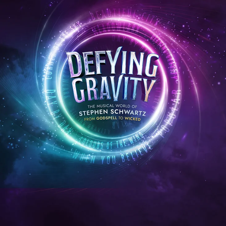 Ein Logo mit dem Text »Defying Gravity« in leuchtenden Farben auf einem dunklen, kosmischen Hintergrund. Strahlende Kreise umrahmen den Text.