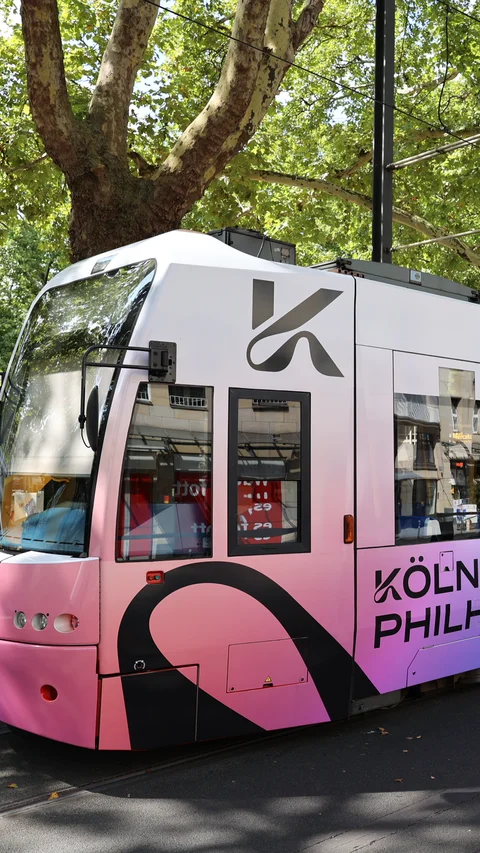 Straßenbahn mit dem Logo der Kölner Philharmonie